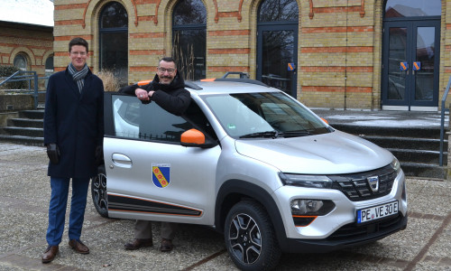 v.l.: Bürgermeister Tobias Grünert und Ralph Geffert (Fachdienstleitung Planung, Bau, Umwelt) mit dem neuen E-Auto der Verwaltung.
