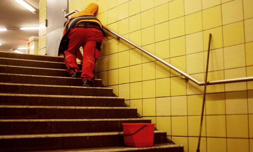 Reinigungskraft in einer U-Bahn-Station (Archiv)