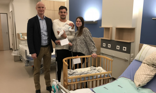 Dr. Jan Wolff, Geschäftsführer Krankenhaus Marienstift, Papa Chris Henkel mit Neujahrsbaby Mila und Mama Alex Jahns (v. li.). 