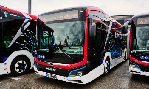 Die Braunschweiger Verkehrs-GmbH (BSVG) hat die ersten vier neuen Elektrobusse vorgestellt,