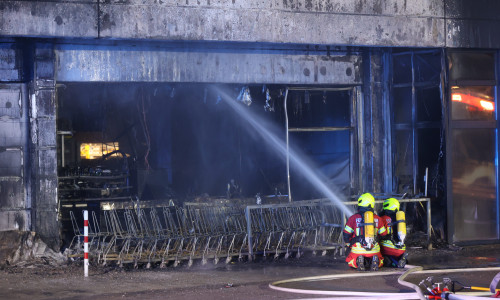 Die Feuerwehr verhinderte zumindest ein weiteres Ausbreiten der Flammen.