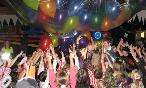 Luftballonregen in der Kinder-Faschingsdisco. (Archiv)