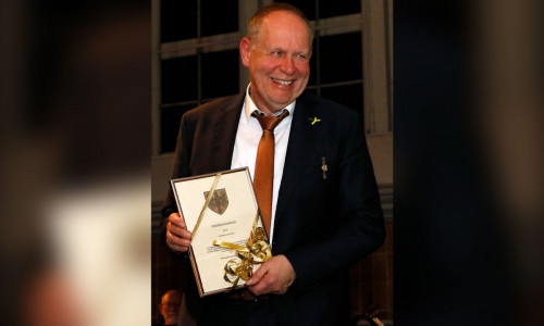Der scheidende Geschäftsführer des Rammelsbergs, Gerhard Lenz, trägt jetzt die Ehrennadel der Stadt Goslar.