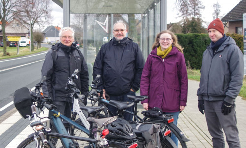 Mitglieder der grünen Ratsfraktion freuen sich, dass auch an der Haltestelle Wilhelmshöhe in Sickte demnächst Fahrradbügel installiert werden (von links): Holger Barkhau, Michael Kohl, Jantje Letas, Jan Lürken.
