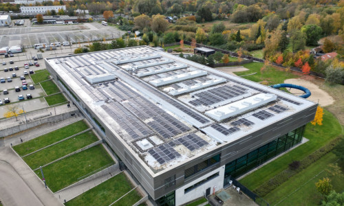 Jede Menge Platz, um Sonnenenergie einzufangen: das Dach des Freizeitbades an der Hamburger Straße.