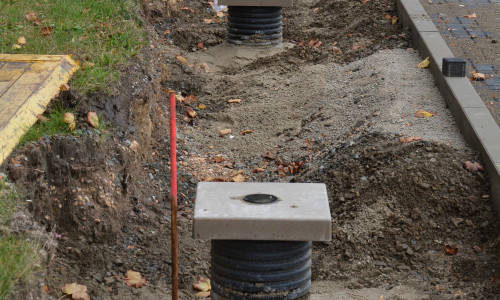 Acht Fundamente für Ladesäulen sind schon gesetzt vor dem Gebäude AE10. Zunächst werden aber nur drei Säulen installiert. 