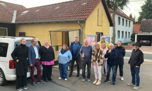 Der Arbeitskreis mit Frau Michaela Götze vom Amt für regionale Landesentwicklung (dritte von links) freut sich über die neu entstandene Büchertauschbörse in der alten Heißmangel von Reinsdorf.