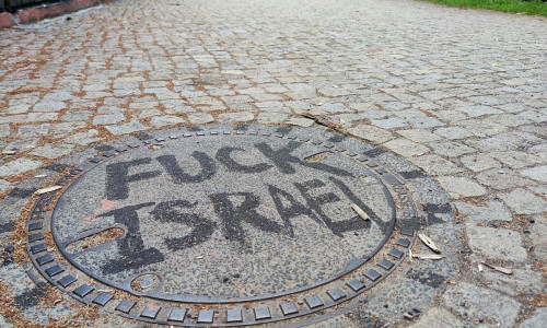 Graffiti mit dem Schriftzug "Fuck Israel" auf einem Gullideckel (Archiv)