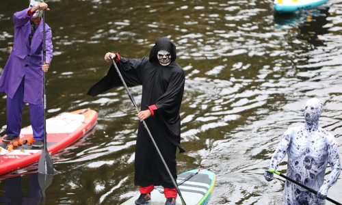 Menschen in Halloween-Verkleidung beim Paddeln (Archiv)