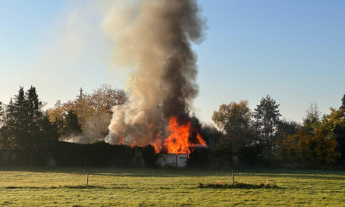 Bei Eintreffen der Feuerwehr stand die Laube bereits in Vollbrand.