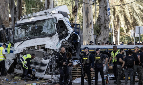 Polizei am Tatort einer Lkw-Attacke in Tel Aviv am 27.10.2024