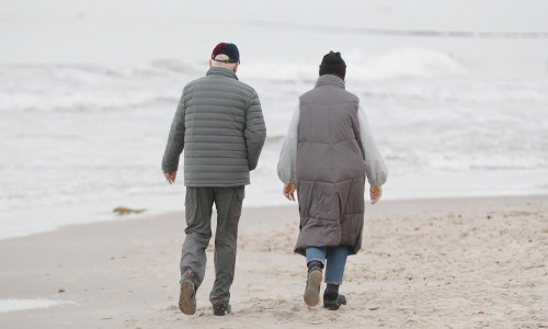 Senioren an einem Strand (Archiv)