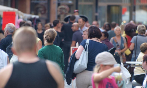 Menschen in einer Fußgängerzone (Archiv)