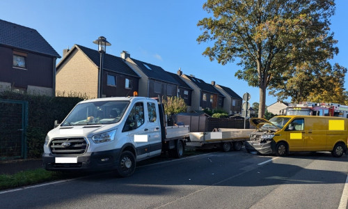 Der Transporter wurde durch den Unfall stark beschädigt.