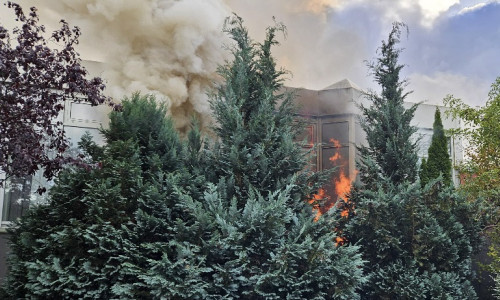 Flammen und dichter Rauch waren von Weitem zu sehen.