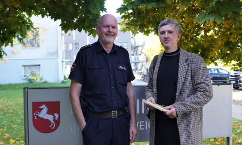 Inspektionsleiter Thomas Bodendiek (links) dankte Retter Stephan Müller (rechts) für seine Zivilcourage.