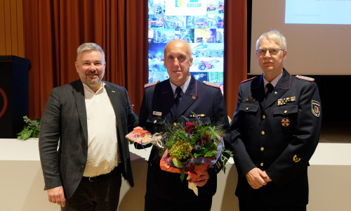 Erster Kreisrat Frank Dreßler (links) und Kreisbrandmeister Uwe Fricke (rechts) gratulieren Udo Löprich, den die Stadt-, Gemeinde- und Ortsbrandmeister aus dem Kreisgebiet mit großer Mehrheit als Nachfolger für die Position des Kreisbrandmeisters vorgeschlagen haben.