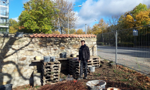 Karl-Heinz Broska vor der fertigen Mauer.