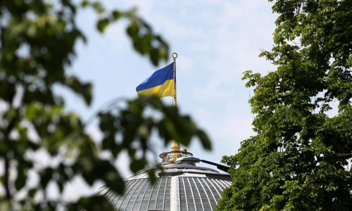 Ukrainische Flagge auf dem Parlament in Kiew (Archiv)