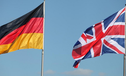 Fahnen von Deutschland und Großbritannien (Archiv)