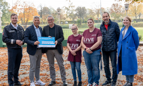 Bei der Spendenübergabe, v.l.: Jonas Brockfeld, Michael Pientka, Jens Ludwig, Natalie Dittrich, Jaqueline Böhnke, Frank Rogalski, Anna Kostrewa.