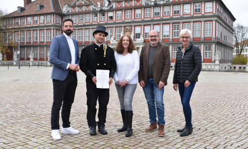 Christian Malak (Obermeister der Schornsteinfeger-Innung Braunschweig), Bezirksschornsteinfeger Mirco Vianello, Andrea Klingenberg (Abteilung Bauverwaltung und Immissionsschutz, LK Wolfenbüttel, Sven Volkers (Kreisbaurat LK Wolfenbüttel) und Katrin Bosse (Leiterin Abteilung Bauverwaltung und Immissionsschutz, LK Wolfenbüttel). 