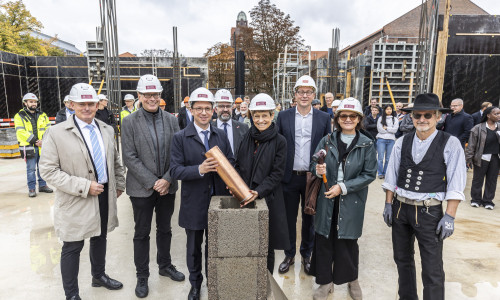 Grundsteinlegung für den Chemie-Neubau der TU Braunschweig: Dietmar Smyrek, Vizepräsident für Personal, Finanzen und Hochschulbau, Torsten Markgräfe, Geschäftsbereichsleiter TU-Gebäudemanagement, Falko Mohrs, Niedersächsischer Minister für Wissenschaft und Kultur, Prof. Dr. Christoph Jacob, Prodekan der Fakultät für Lebenswissenschaften, Prof. Angela Ittel, Präsidentin der TU Braunschweig, Dipl.-Ing. Lars Hidde, Hidde Architekten GmbH Braunschweig, Cristina Antonelli-Ngameni, Bürgermeisterin der Stadt Braunschweig, und Polier Karsten Thomas (v. li.). 