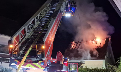 Der gesamte Dachstuhl stand in Flammen.