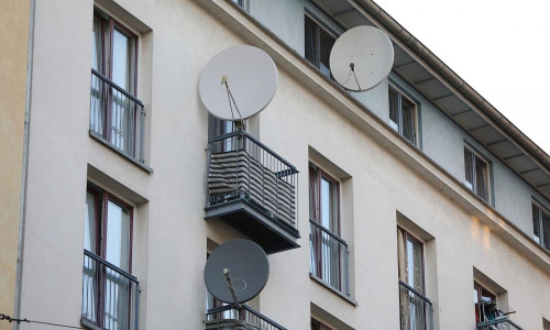 Satellitenschüssel an Wohnhaus (Archiv)