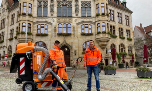 Jetzt wird ordentlich gesaugt: Mitarbeiter des städtischen Betriebshofes mit dem neuen Stadtmüllsauger vor dem Rathaus.