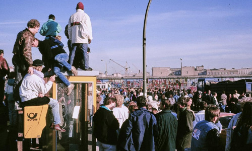 Menschen vor der Berliner Mauer (Archiv)