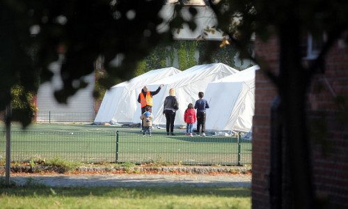 Flüchtlingsfamilie in einer "Zeltstadt" (Archiv)