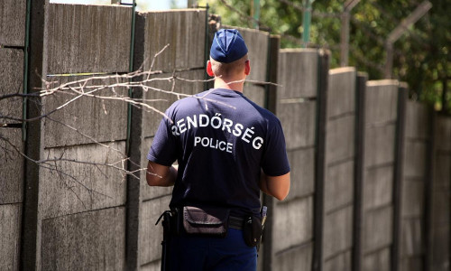 Ungarische Polizei an einer Mauer mit Stacheldraht (Archiv)