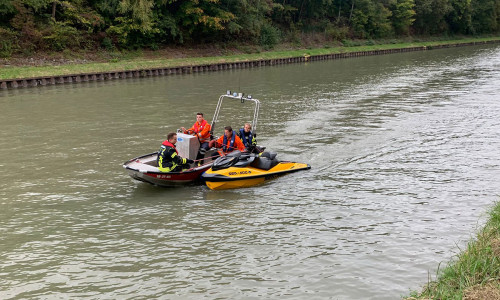 Die Feuerwehr kam dem Fahrer mit einem Boot zur Hilfe.