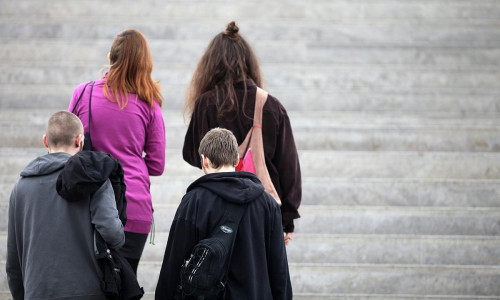 Vier junge Leute auf einer Treppe (Archiv)