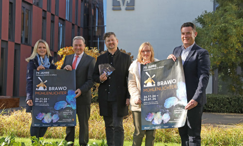 Julia Busch (Stadtwerke Gifhorn), Thomas Fast (Volksbank BRAWO), Paul Kunze, Madeleine Gudehus (beide Applaus Kulturprodukionen) und Matthias Nerlich (Bürgermeister Stadt Gifhorn) (v. li.).