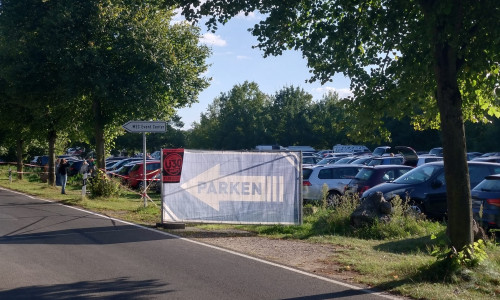 Das Schild weist dorthin, wo man eigentlich parken sollte.