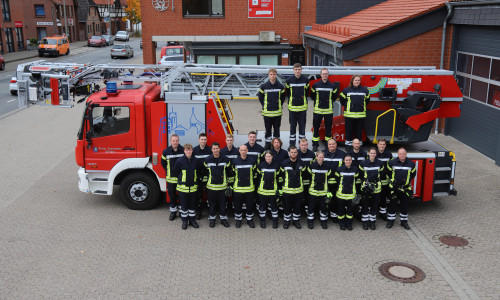  Insgesamt 17 engagierte Feuerwehranwärter, darunter 4 Frauen, absolvierten die anspruchsvolle Ausbildung, die ihnen nun den Status der Einsatzfähigkeit verleiht