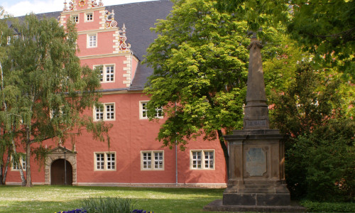 Bis etwa 1960 stand das Denkmal seitlich vor dem Zeughaus. 