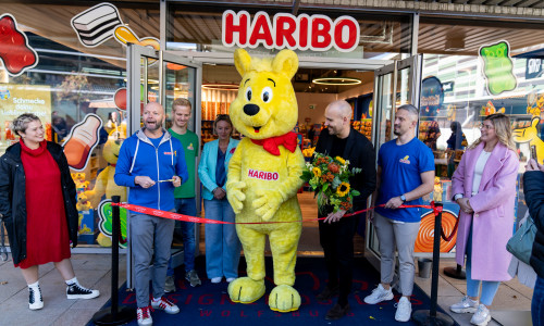 Der Goldbär durfte bei der Eröffnung des Haribo-Shops nicht fehlen.