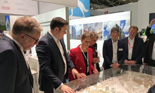 Oberbürgermeister Dr. Thorsten Kornblum zeigte bei der Expo Real 2023 Wiebke Osigus, Niedersächsische Ministerin für Bundes- und Europaangelegenheiten und Regionale Entwicklung, am Braunschweiger Messestand das Modell der Bahnstadt. Auch in diesem Jahr präsentieren Stadt und Wirtschaftsförderung Braunschweigs städtebauliche Potenziale auf Europas größter Immobilienmesse.