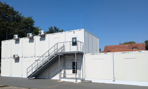 An der Grundschule Vallstedt stehen zum Schuljahr 2024/2025 zwei allgemeine Unterrichtsräume und ein Sanitärraum in Containerbauweise.