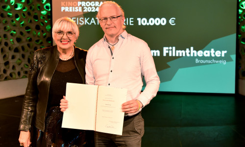 Kulturstaatsministerin Claudia Roth und Theaterleiter Tobias Jung bei der Preisverleihung in Frankfurt.