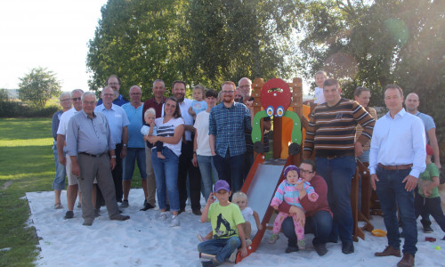 Kinder und Erwachsene freuten sich gleichermaßen über das erweiterte Angebot auf dem Ahmstorfer Spielplatz.