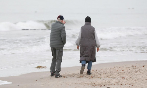 Senioren an einem Strand (Archiv)