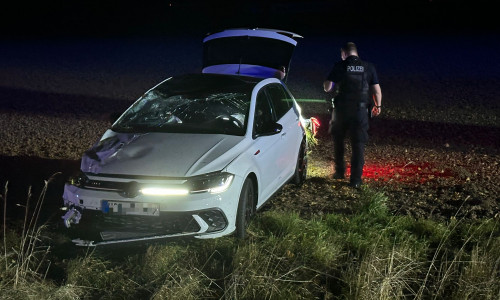 Die Feuerwehr hatte den Wagen wieder aufgerichtet.