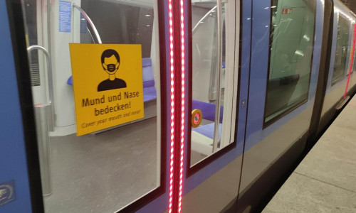 Hinweis auf die Maskenpflicht an einer Münchner U-Bahn (Archiv)