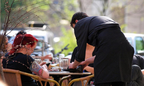 Bedienung in einem Café (Archiv)