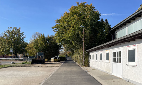 Der Verbindungsweg zwischen der Straße Am Schützenplatz und dem Schulhof der Albert-Schweitzer-Grundschule in Vechelde nach der abgeschlossenen Sanierung.