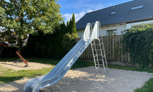 Die neue Rutsche auf dem Spielplatz Kleine Heide in Wedtlenstedt.